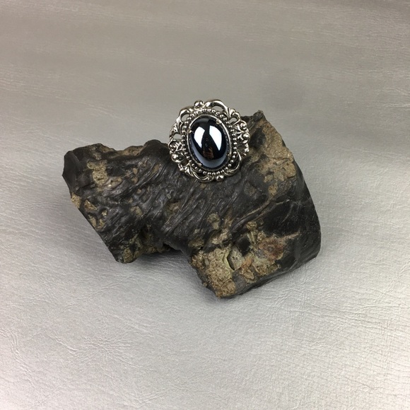 Vintage sterling silver large hematite ring in decorative setting - Picture 2 of 11